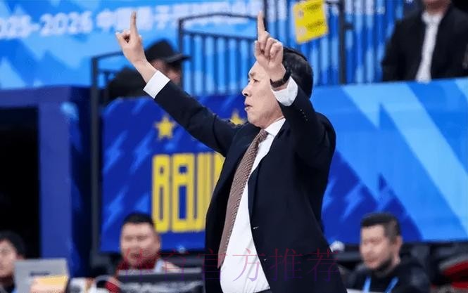 关键时刻又崩!许利民发布会罕见发怒,却甩锅球员态度与球员能力 关键时刻又崩!许利民发布会罕见发怒,却甩锅球员态度与球员能力