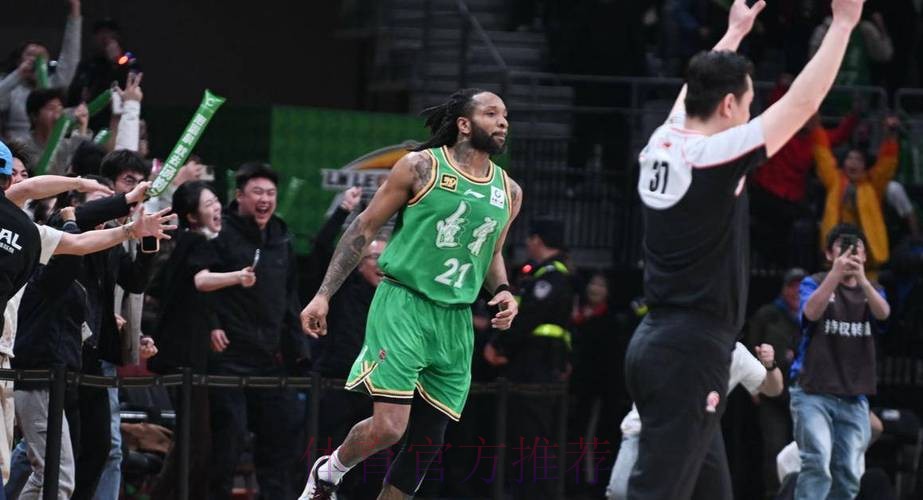 威尔斯出战17分钟，投篮10中5、三分3中0得到13分1助攻2抢断